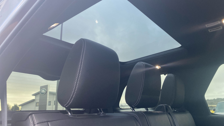 Land Rover Discovery 3.0 D300 Dynamic SE 5dr Auto Diesel Station Wagon